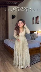 ชุดเดรสยาวปักลายครีมแบบ Anarkali พร้อมผ้าคลุมไหล่ ชุดประจำชาติอินเดีย-ปากีสถานสำหรับผู้หญิง - Product Image 2