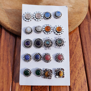 Boucles d'oreilles clous en laiton avec pierres précieuses naturelles, plaquées or/argent, faites à la main, pour femmes, vente en gros, fabricant, fournisseur, cadeau, bien-être - Product Image 3