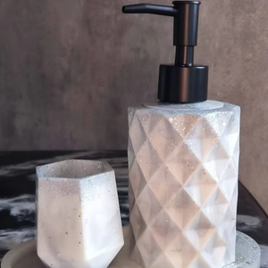 Meilleures ventes d'ensembles de salle de bain en résine faits à la main avec accessoires de salle de bain en résine à effet, coffret cadeau à prix bas en Inde - Product Image 1