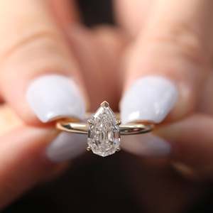 Anillo de Compromiso de Lujo con Diamante Cultivado en Laboratorio de 2.5ct en Forma de Pera, Certificado E VVS1 IGI, Oro Amarillo de 14K, Engaste Martini, Venta al Por Mayor - Product Image 1
