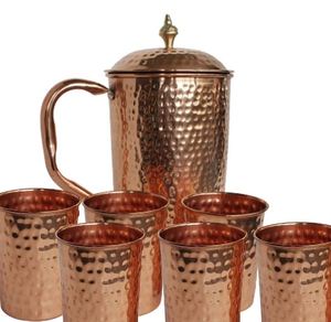 Ensemble de carafes en cuivre pour servir l'eau sur des tables familiales raffinées, ensemble en métal décoratif avec verres, durable et réutilisable pour la cuisine. - Product Image 1
