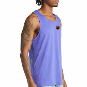 Camiseta sin mangas elegante para hombre, material ligero, ideal para entrenamiento, correr y fitness. - Product Image 3