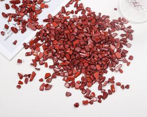 Sachets de copeaux de cristal de jaspe rouge naturel non percés, copeaux de pierres précieuses de jaspe rouge pour la fabrication de bijoux, la lithothérapie et la décoration - Product Image 1
