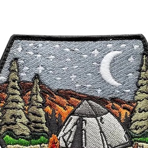 Parche bordado termoadhesivo con escena de camping, tienda de campaña, fuego, luna y árboles, forma irregular, regalo - Product Image 4