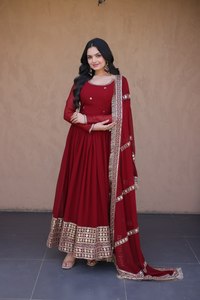 Salwar Kameez rouge élégant, long jusqu'au sol, avec broderie dorée, robe de mariage indienne traditionnelle pour femmes - Product Image 2