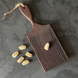 Planche à pâtes et gnocchis en bois brun, neuve, faite à la main, avec spatule à beurre naturelle pour pâtes et macaronis - Product Image 4