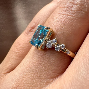 Bague de fiançailles pour femme en or 14 carats avec diamant bleu créé en laboratoire taille émeraude et pierres latérales en grappe florale - Product Image 4