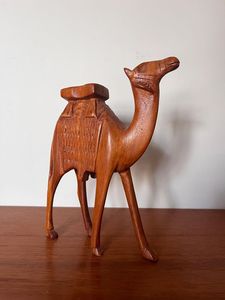 Figurine de chameau en bois artisanale traditionnelle, centre de table pour la décoration de hall d'hôtel et l'ameublement ethnique de la maison - Product Image 2