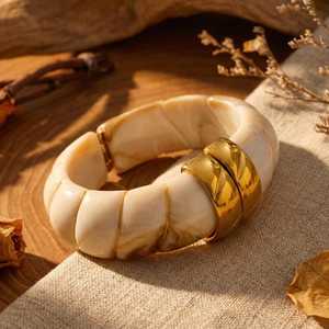 Brazaletes de Resina Hechos a Mano con Diseño Curvo Grabado y Moldura de Latón por Universal Overseas - Product Image 1