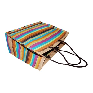 Poignée en corde de coton de haute qualité avec sac fourre-tout en jute laminé PP imprimé à rayures multicolores personnalisé - Product Image 3