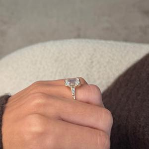 Anillo de Compromiso con Diamante de Corte Esmeralda Certificado por IGI de 10 Quilates, Tres Esmeraldas Laterales, Oro Blanco de 18k - Product Image 1