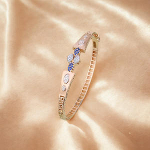 กำไลทองดีไซน์พรีเมียมสำหรับผู้หญิง ประดับเพชรระยิบระยับและหินสีน้ำเงิน เครื่องประดับสวมใส่ได้ทุกวันและเหมาะสำหรับงานปาร์ตี้ - Product Image 5