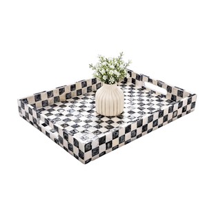 Bandeja de nácar con diseño de tablero de ajedrez en blanco y negro, plato rectangular de mosaico para servir con asas integradas para mesa - Product Image 1