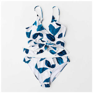 Ensemble de bikini imprimé tropical vibrant Coral Kiss avec haut rembourré push-up, bas ajustables à nouer sur les côtés et coupe flatteuse pour les vacances - Product Image 3