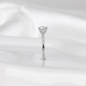 Anillo de Compromiso con Diamante Cultivado en Laboratorio de 1.5CT, Certificado IGI, Color D, VVS2, Corte Redondo, Halo Oculto, Diamantes Laterales, Oro Blanco de 14K - Product Image 6