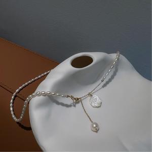 Collar de Perlas de Agua Dulce de Alta Calidad para Mujer, Collar de Concha Natural con Grano de Arroz, Cadena de Clavícula con Rosa Blanca, Colgante de Moda - Product Image 3
