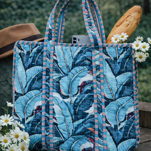 Sac fourre-tout matelassé en pur coton fait main indien pour femme, idéal pour la plage, les soirées, le rangement et les voyages, imprimé - Product Image 1