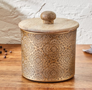 Encantador Recipiente de Latón Repujado con Intrincado Diseño Floral, Tapa Abatible de Madera Lisa, Hermético y a Prueba de Humedad para Alimentos - Product Image 1