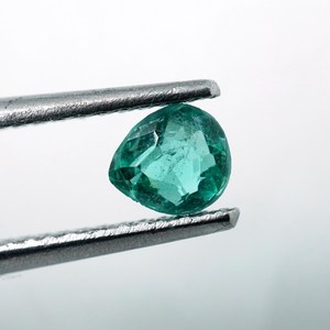 พลอยมรกตแซมเบีย ยี่ห้อ HAYAAT GEMS น้ำหนัก 0.20 กะรัต รูปทรงลูกแพร์เจียระไนแบบมรกต ขนาด 4.5x4x2.5 มม. สำหรับทำเครื่องประดับ - Product Image 4
