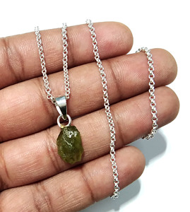 Colgante de Peridoto Natural en Bruto, Plata de Ley 925 Sólida, Engaste de Bisel Hecho a Mano, Collar de Piedra Preciosa en Bruto, Joyería de Regalo - Product Image 2