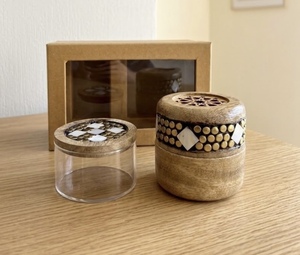 Brûleur d'encens indien en bois fait main avec couvercle sculpté incrusté et bol en acier inoxydable pour l'aromathérapie - Product Image 2