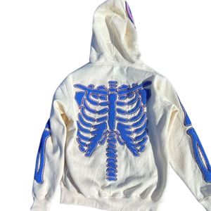 Sudadera con capucha y cremallera con estampado de esqueleto personalizado, construcción de tela premium, cierre frontal completo con cremallera y corte oversize estilo streetwear. - Product Image 4