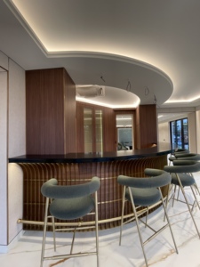 ชุดบาร์หรูหรา Aurum Arc รุ่นปี 2026 เฟอร์นิเจอร์เคาน์เตอร์แบบโมเดิร์นพร้อมไฟ LED สำหรับบ้านพักอาศัย อพาร์ทเมนท์ วิลล่า เป็นมิตรกับสิ่งแวดล้อม ทนทาน - Product Image 5