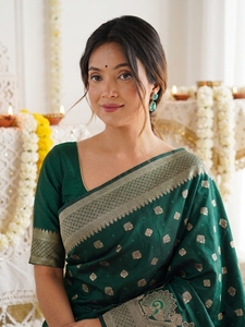 Sari en soie verte AARA Fashion avec bordure dorée Zari, motifs floraux, tenue traditionnelle indienne pour mariage, protection solaire pour femmes - Product Image 3