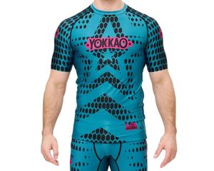 เสื้อรัดกล้ามเนื้อ MMA แบบยูนิเซ็กซ์ ผ้าโพลีเอสเตอร์ 100% ระบายอากาศ แห้งเร็ว ซับเหงื่อ พร้อมลายพิมพ์แบบซับลิเมชั่นตามสั่ง UFC - Product Image 1