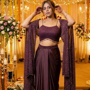 Robe de demoiselle d'honneur bordeaux, ensemble deux pièces style Banarasi avec dupatta et lehenga pour cérémonie de mariage - Product Image 3