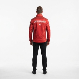 Veste d'équipe de curling pour femmes sur mesure, softshell premium 330GSM, rouge suisse, coupe ajustée, vêtements de sport, Sialkot OEM - Product Image 2