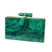 Pochette artisanale en malachite, mosaïque de pierres vertes naturelles, cadre en laiton doré, rigide, avec chaînes classiques et élégantes