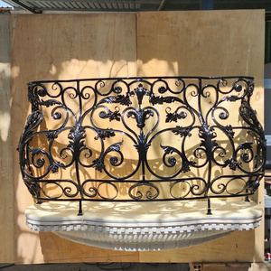 Transforme su espacio exterior con barandillas de balcón de hierro forjado personalizadas, diseñadas para ofrecer un lujo atemporal y una seguridad superior. - Product Image 1