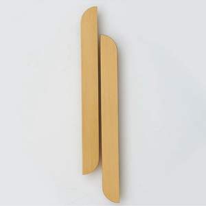 Poignée de luxe artisanale en laiton pour porte en bois, poignée à levier en laiton massif au design moderne et contemporain - Product Image 1