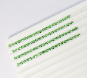 Pierre précieuse naturelle Tsavorite taille poire 4x3 mm, qualité Eye Clean, pierre brute pour bijoux - Product Image 2