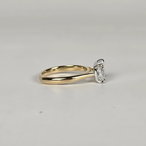 Bague de fiançailles et d'anniversaire de luxe pour femme en or jaune 14 carats plaqué rhodium avec diamant de laboratoire E VVS2 taille coussin de 2,5 carats - Product Image 2