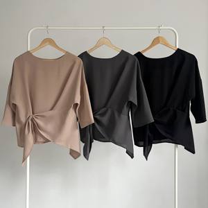 Chemisier asymétrique ample de haute qualité pour femme, fabriqué en Corée à partir de 100 % polyester, proposé par des grossistes en vêtements coréens - Product Image 5