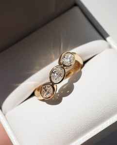 แหวนเพชรทรงรีสามเม็ด ดีไซน์หรูหราสำหรับผู้หญิง ทองคำแท้ 14k แหวนหมั้นสุดหรู สำหรับเป็นของขวัญแทนคำมั่นสัญญา - Product Image 4