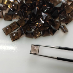 ควอตซ์สโมคกี้ธรรมชาติ 6 มม. ทรงสี่เหลี่ยมเจ้าหญิงคัท คุณภาพดีที่สุด พลอยเม็ดเดี่ยวสำหรับทำเครื่องประดับและสร้อยคอ - Product Image 4