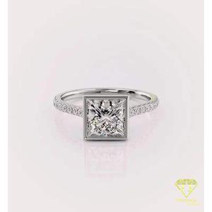 Bague de fiançailles minimaliste en or jaune avec diamant de laboratoire taille princesse serti clos et bande pavée de diamants, pour mariage - Product Image 3