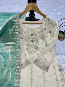Ensemble palazzo ethnique en soie lourde pour femme avec dupatta fantaisie et broderies, idéal pour les fêtes de Sangeet, de Mehendi et de mariage - Product Image 5