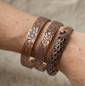 Bracelet manchette ouvert en cuivre vintage gravé, motif fleur de lotus et script mantra, surface texturée, sculpté, style antique - Product Image 6