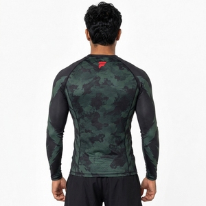 Rashguard confortable conçu pour les entraînements en salle, les arts martiaux, le surf, la course à pied et autres sports actifs. - Product Image 2