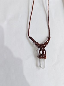 Collier ras du cou en macramé fait main avec pendentif en pointe de cristal de quartz clair, bijoux bohèmes tribaux, cordon tressé, artisanat hippie, bouddhisme - Product Image 3
