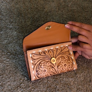 Tarjetero de Cuero Genuino 100% de Tamaño Mini, Tallado a Mano con Diseño a Cuadros, con Clip para Billetes y Bolsillo para Tarjetas de Crédito y Llaves - Product Image 4