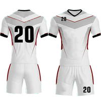 Nouveaux maillots de football respirants à séchage rapide imprimés par transfert thermique 100% polyester pour hommes, noms et couleurs d'équipe personnalisés, OEM