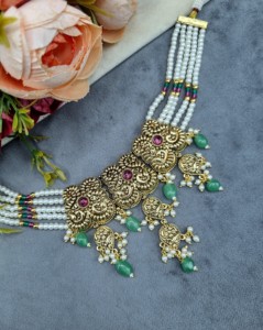 Collier ras-de-cou élégant en perles et pierres CZ avec boucles d'oreilles pendantes assorties et Tika pour le front – Parures de bijoux traditionnels de créateur - Product Image 2