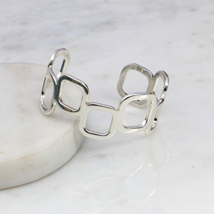 Bracelet manchette en laiton à maillons carrés géométriques - Jonc ouvert plaqué argent poli pour femme, bijou moderne et minimaliste - Product Image 6