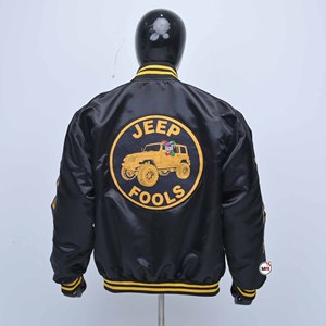 Chaqueta Varsity Negra de Satén al por Mayor para Hombre, con Letras Bordadas en la Parte Delantera, Cuello Camisero, Corte Regular, Ropa Casual de Otoño, Personalizable - Product Image 2