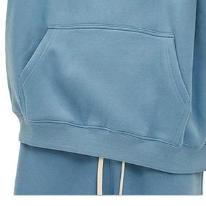 Sudadera con capucha bordada de primera calidad diseñada para mantenerlo abrigado mientras conserva un look moderno. - Product Image 4